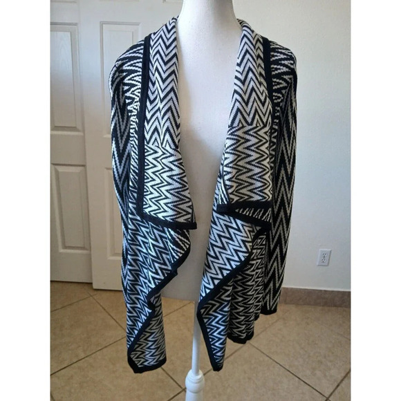 Absolutely Famous Cardigan Medium Open Black White Geometric Print - Picture 1 of 13